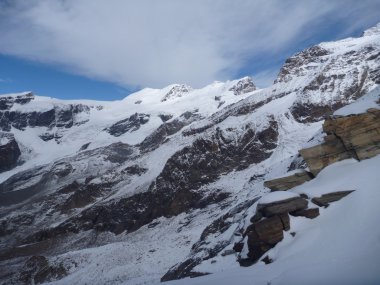 kayalık dağ manzarası ile kar