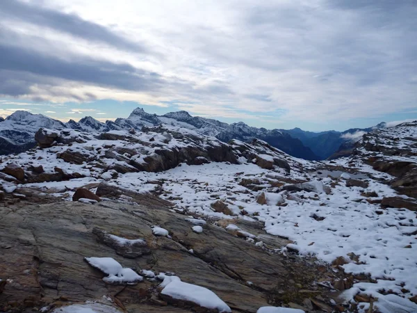 Paysage alpin rocheux avec neige — Photo