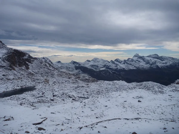 Kayalık dağ manzarası ile kar — Stok fotoğraf