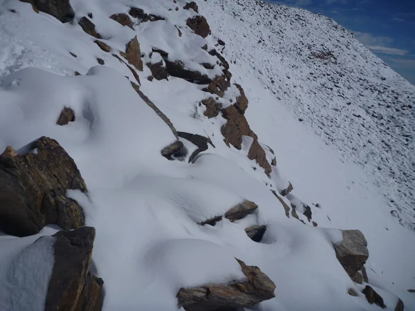 Paesaggio roccioso alpino con neve — Foto Stock