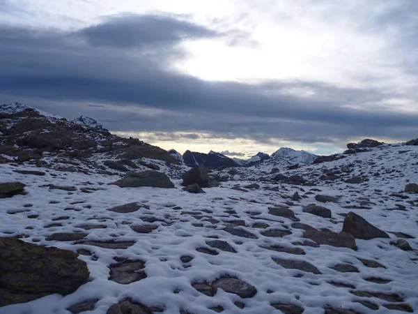 Paisaje alpino rocoso con nieve — Foto de Stock