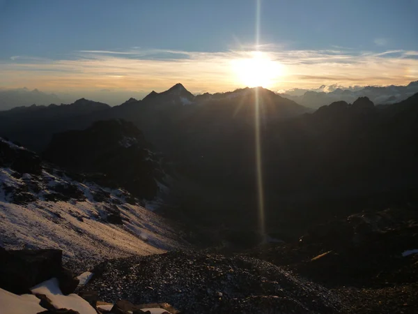 Lever de soleil romantique au-dessus d'un paysage alpin montagneux — Photo