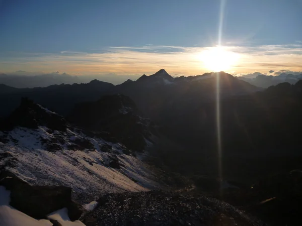 Romántico amanecer sobre un paisaje montañoso alpino — Foto de Stock