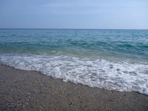 Piaszczysta plaża z drobnych kamieni — Zdjęcie stockowe