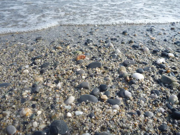 Детали маленьких круглых камней на пляже — стоковое фото