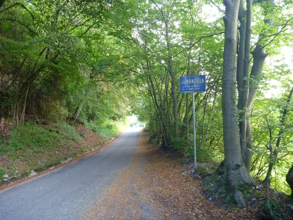 Μοναχικό πεζοπορία περίπου lago di garda βουνά — Φωτογραφία Αρχείου