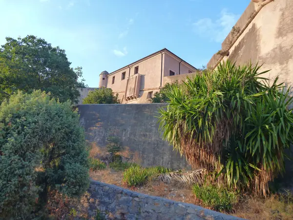 Antigua fortaleza aboce finalborgo pueblo en italia —  Fotos de Stock