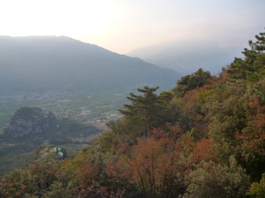 lago di garda dağlar dumanlı manzaraya