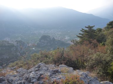 lago di garda dağlar dumanlı manzaraya