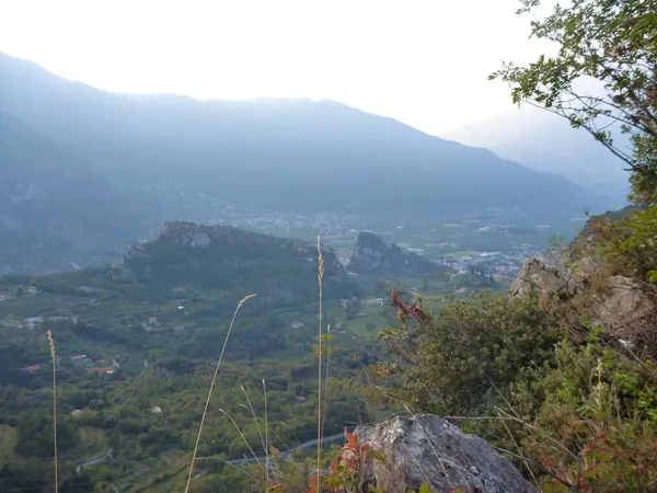 lago di garda dağlar dumanlı manzaraya