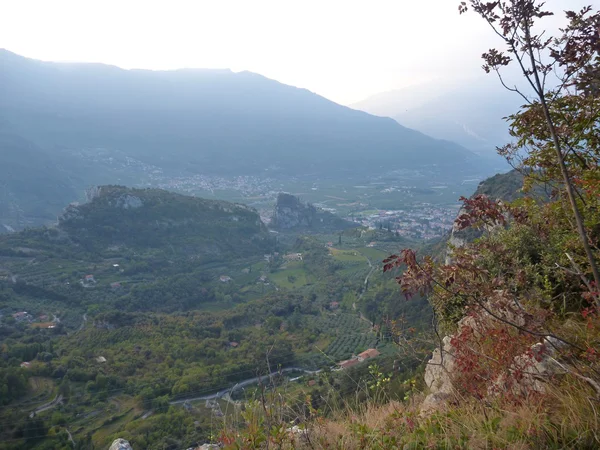 Misty προβολή στο lago di garda βουνά — Φωτογραφία Αρχείου