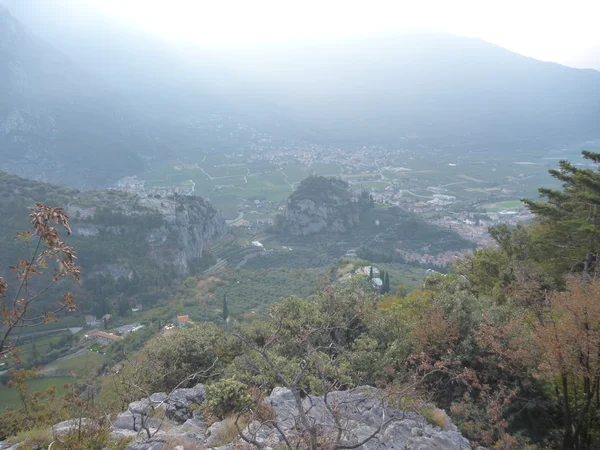 lago di garda dağlar dumanlı manzaraya