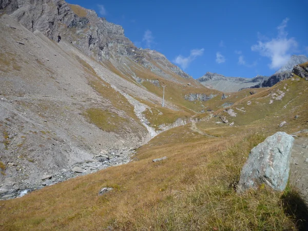 Versants herbeux sous la montagne grossglockner — Photo