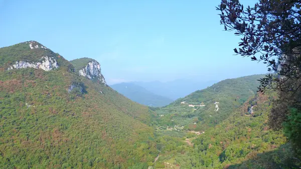 Belle nature de montagne avec des pentes et des rochers — Photo