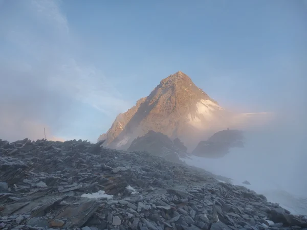 Rotsachtige klimroute op de grossglockner-bergen — Stockfoto