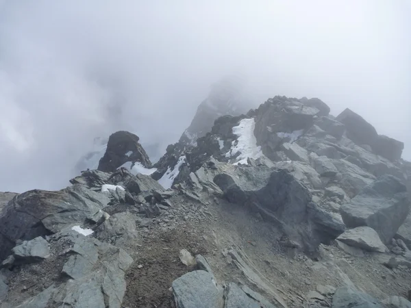 Kiipeilyä kivinen reitti grossglockner vuorelle — kuvapankkivalokuva