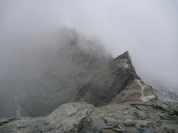 Climbing rocky route to the grossglockner mountain — Stock Photo, Image