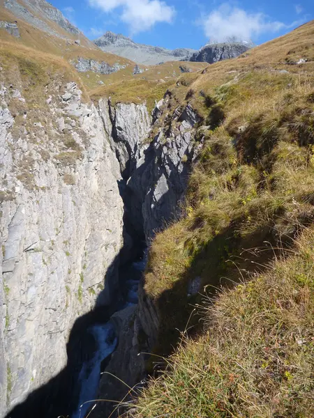 Cascade sur un ruisseau de montagne — Photo