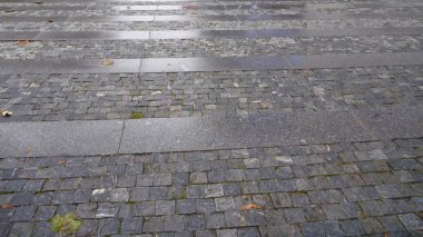 yağmur altında boş gri sokak merdivenleri