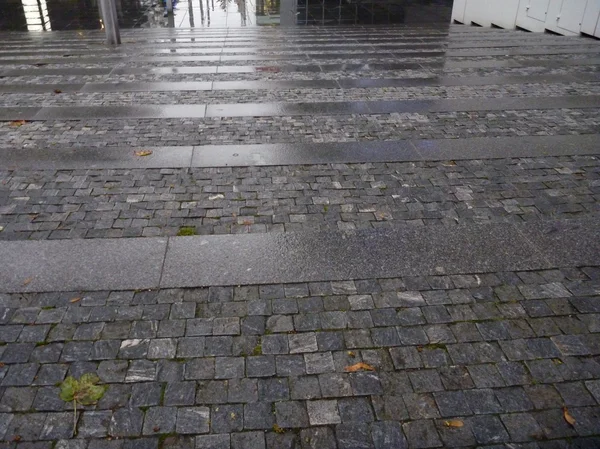 Leere graue Straßentreppen im Regen — Stockfoto