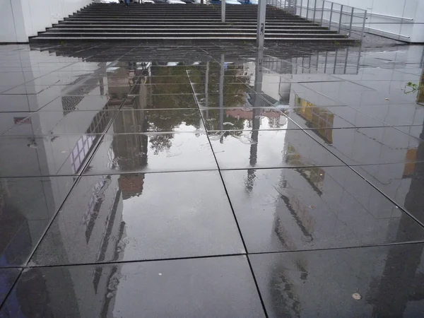 在雨中的空灰色街道楼梯 — 图库照片