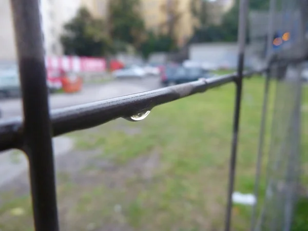 Poręcze na ulicy w deszczowa pogoda — Zdjęcie stockowe