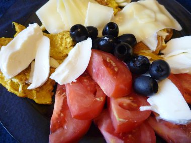 Krep peynir zeytin ve domates ile