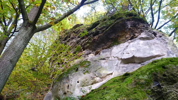 Castello valecov e il suo villaggio di pietra nel paradiso bohémien — Foto Stock