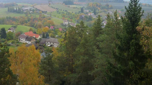 Landskap av böhmiska paradiset med en by — Stockfoto