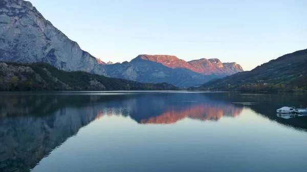 Reflexion der Berge im Wasser des Lago Cavedine — Stockfoto