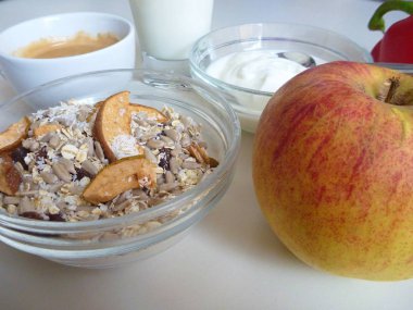 musli yoğurt ve meyve taze sağlıklı kahvaltı