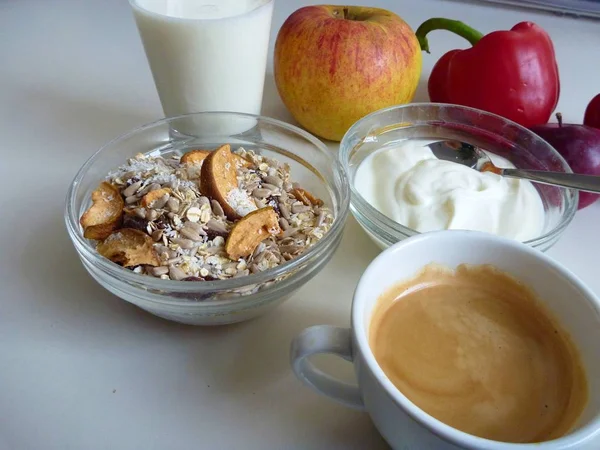 Frisches gesundes Frühstück mit Müslijoghurt und Obst — Stockfoto