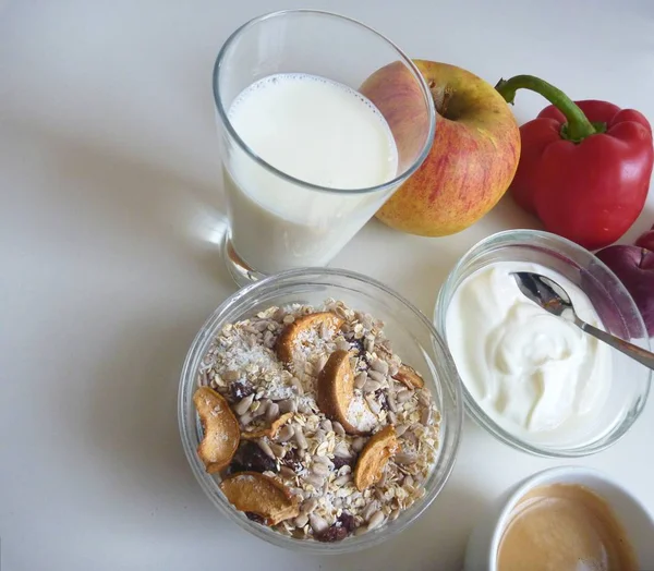 Čerstvé zdravé snídaně s musli jogurt a ovoce — Stock fotografie