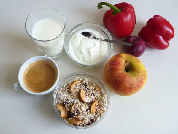 Свежий здоровый завтрак с мюсли йогуртом и фруктами — стоковое фото