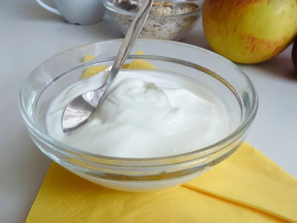 一碗新鲜健康的白色酸奶 — 图库照片