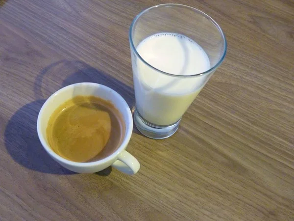 Tasse Kaffee mit einem Glas Milch — Stockfoto
