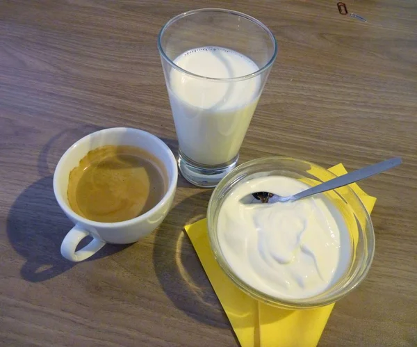 Kávé, tej és fehér joghurt — Stock Fotó