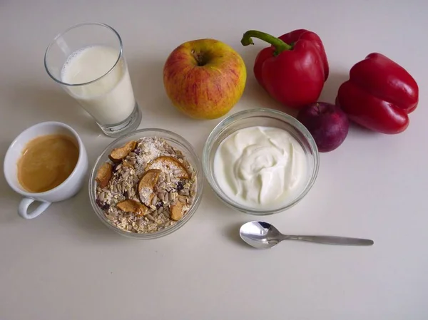 Свежий здоровый завтрак с мюсли йогуртом и фруктами — стоковое фото