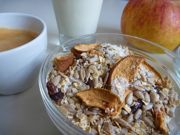 Свіжий здоровий сніданок з муслі йогуртом та фруктами — стокове фото