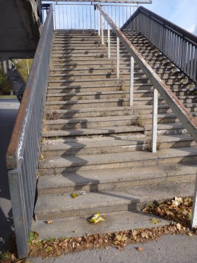 merdiven çelik korkuluk ile eski beton açık