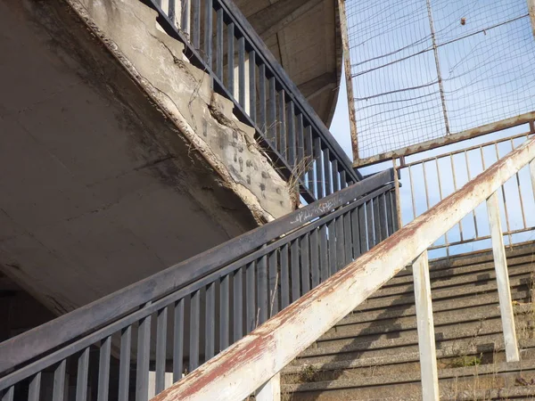 Vieja escalera exterior de hormigón con barandilla de acero —  Fotos de Stock