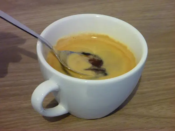 Taza de café en una mano humana — Foto de Stock