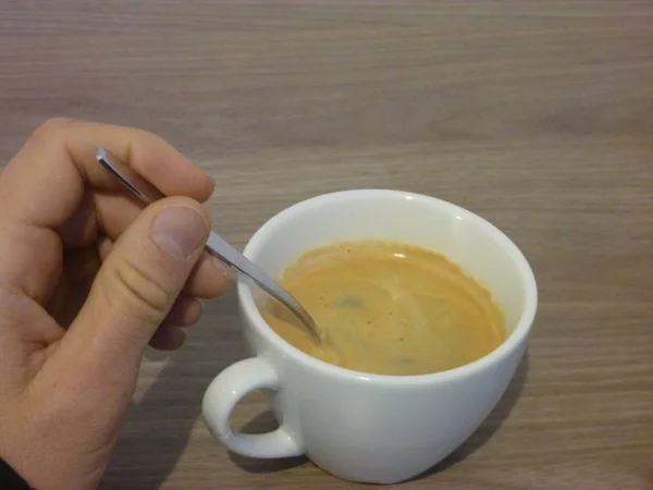 Kawę w ludzką ręką — Zdjęcie stockowe