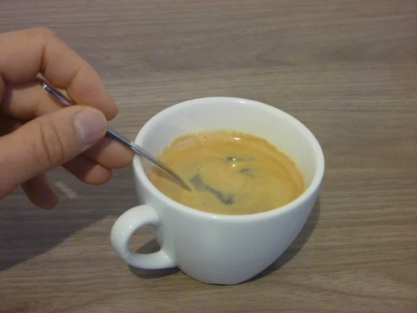 Csésze kávé, egy emberi kéz — Stock Fotó