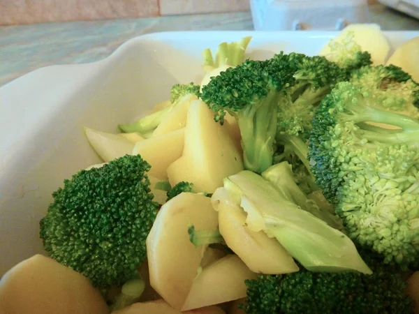 Aardappelen met groene brocoli in de keuken — Stockfoto