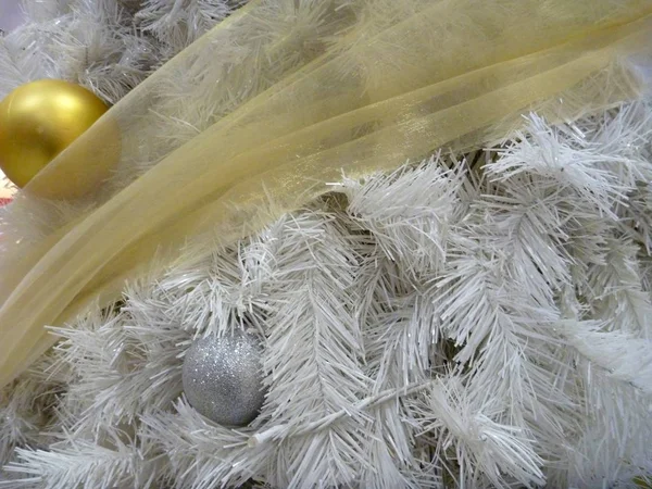Christmes dekoráció fehérfa és sárga ág labda — Stock Fotó