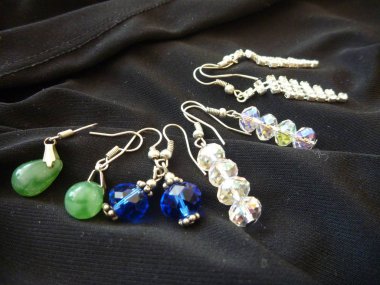 siyah kumaşta dekoratif Bijoux aksesuarları