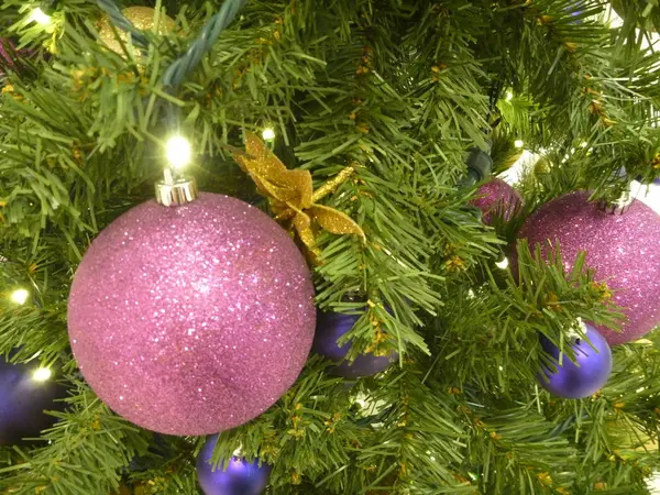 Boże Narodzenie drzewo docoration z kolorowych kulek — Zdjęcie stockowe