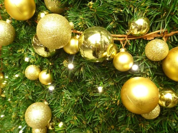 Karácsonyfa docoration a színes golyókat — Stock Fotó