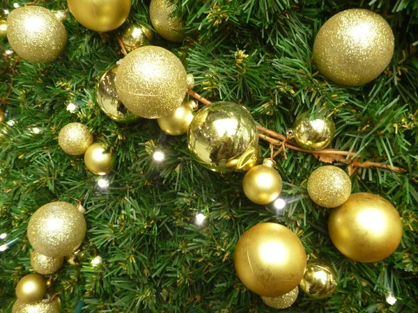 Christbaumschmuck mit bunten Kugeln — Stockfoto